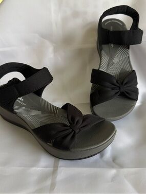 Clarks Cloud Stepper - Women’s ankle strap athletic sandals - Size 6
